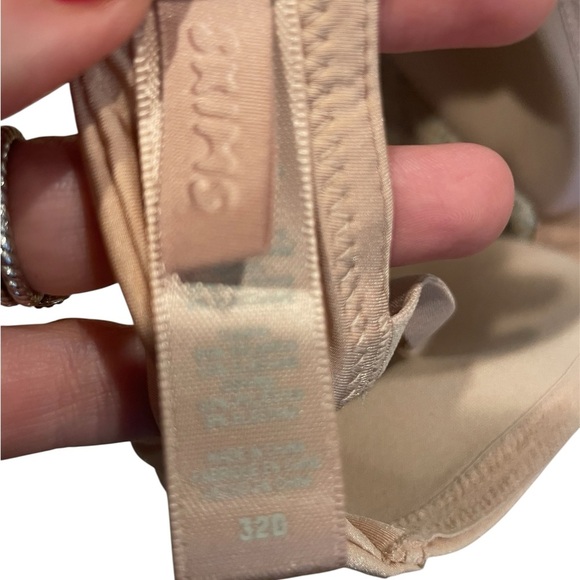 SKIMS Shimmering Nude Bra - Picture 3 of 4